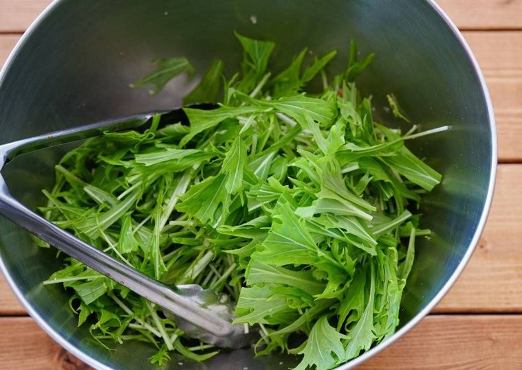 ボウルに入った水菜と豆腐のサラダの材料