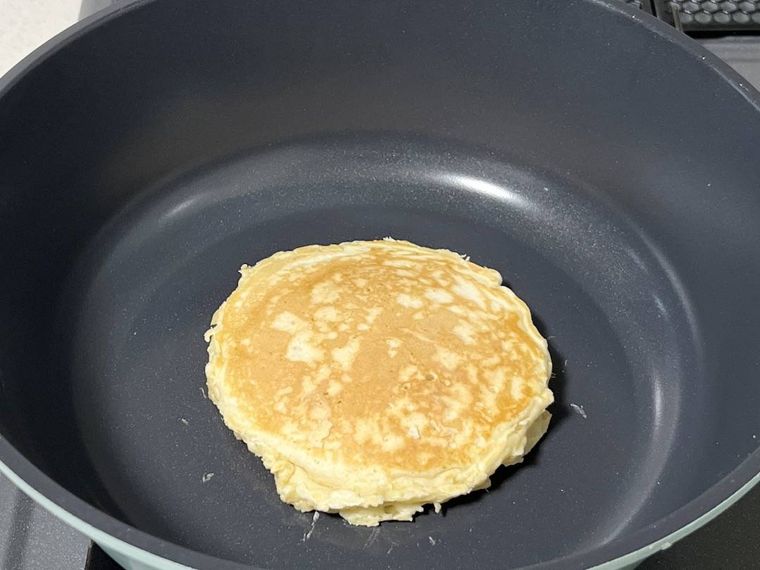 フライパンでホットケーキを焼いている様子