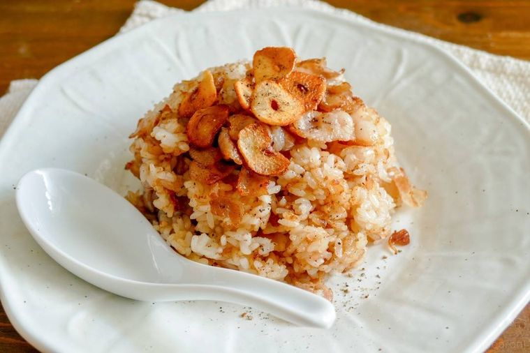 お皿に盛り付けた豚バラ肉チャーハン