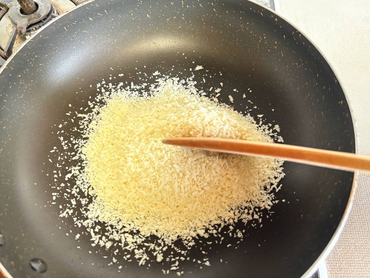 フライパンにパン粉を入れて炒める様子