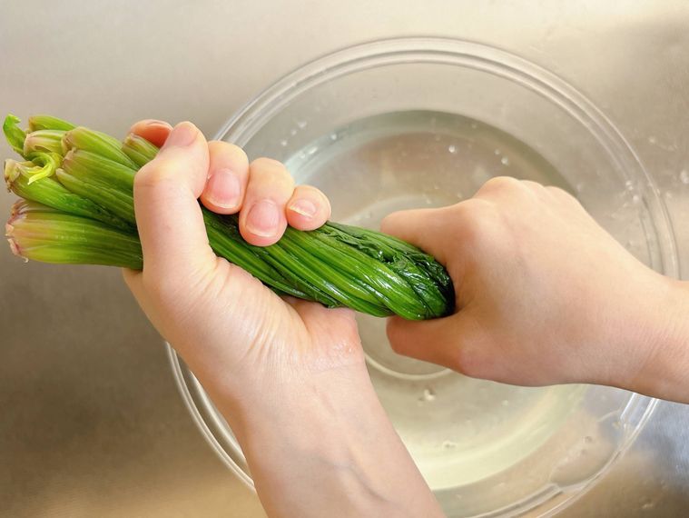 ほうれん草の水気を絞る様子