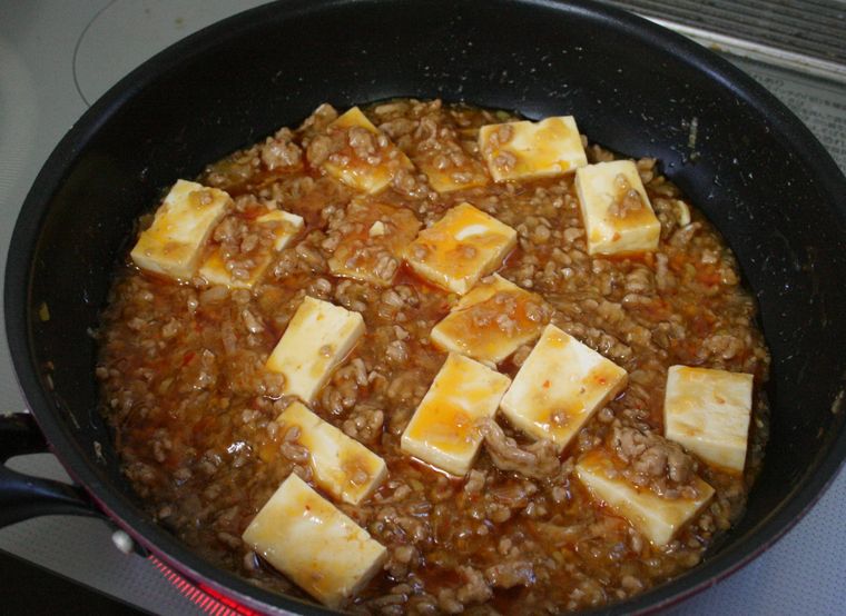 フライパンでマーボー豆腐を作っている様子