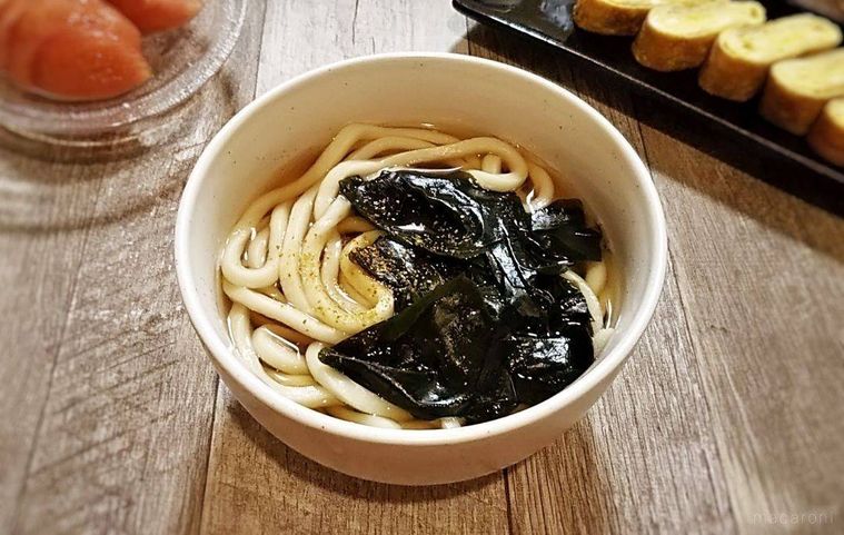 器に盛り付け、わかめをのせたうどん