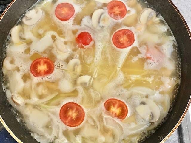 ミニトマトを加えて煮込んでいるアクアパッツァパスタ