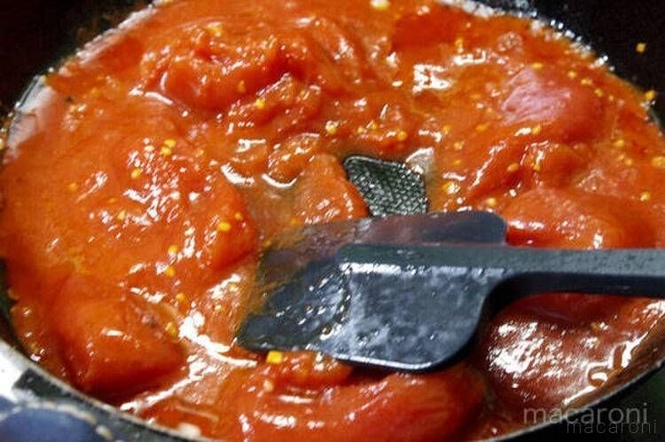 フライパンでトマト缶を煮詰めている様子