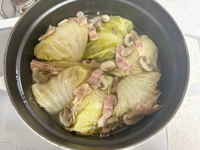 鍋で煮込んだロール白菜