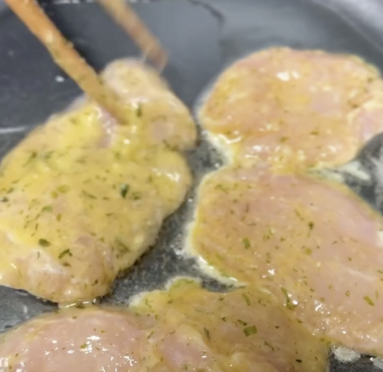 フライパンで鶏肉を焼いている様子