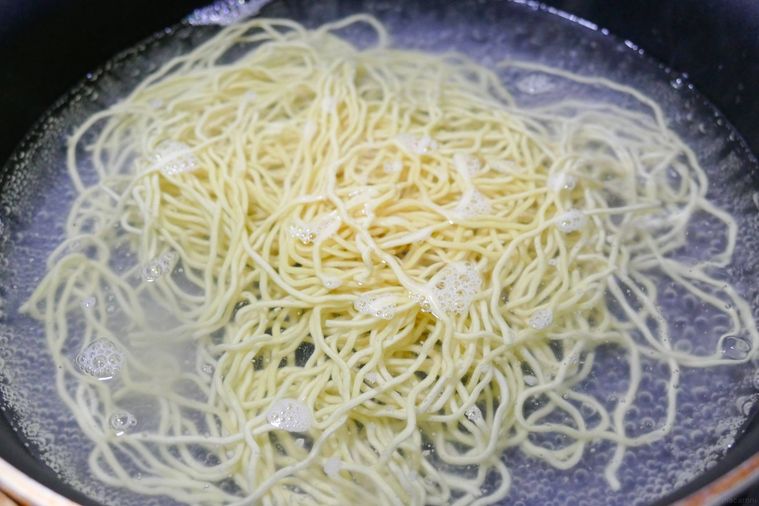 中華麺を鍋でゆでる様子