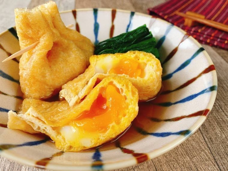 紺色と茶色のライン入りの中鉢に盛り付けた巾着卵