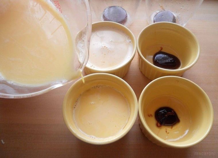 容器にプリン液を流している様子