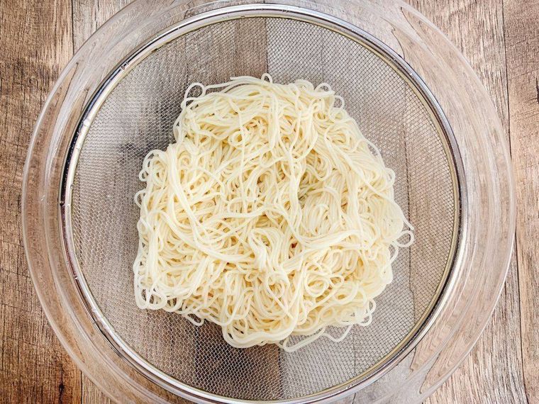 ゆでて冷水でしめて、ザルに上げたそうめん