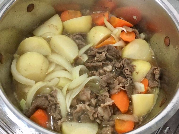 鍋で煮られている野菜と牛肉と調味料