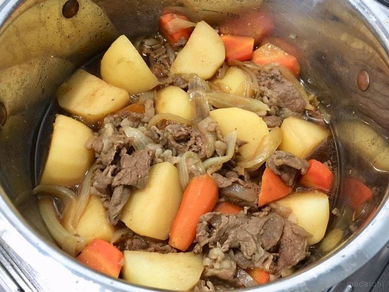 鍋で煮込まれている肉じゃが