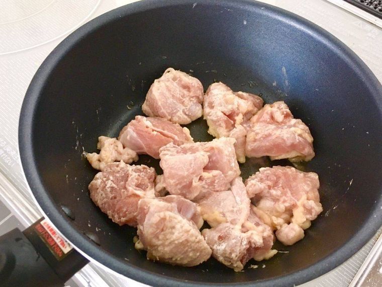 フライパンで焼かれている鶏もも肉