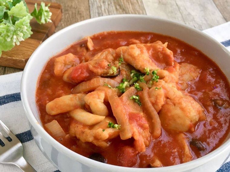 鶏肉のトマト煮の斜俯瞰のより画像