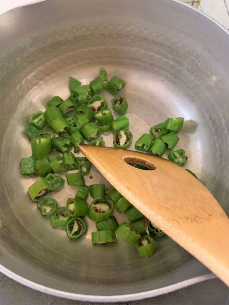 鍋で青唐辛子を炒めている様子