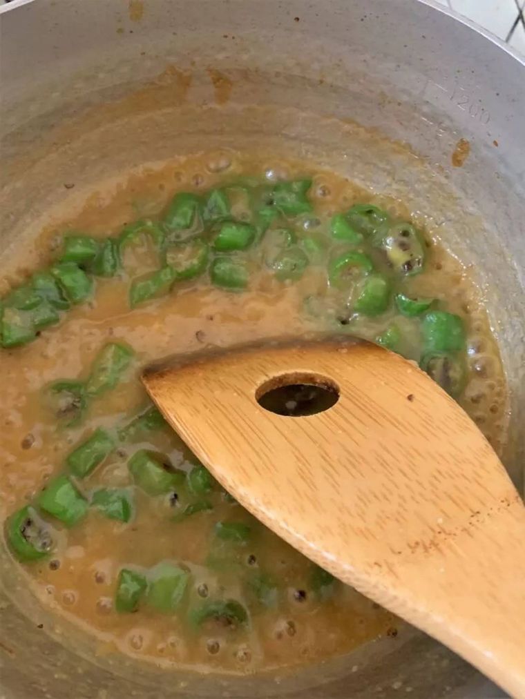 鍋で青唐辛子と調味料を炒め煮している様子