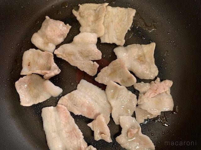 フライパンで炒めている豚バラ肉