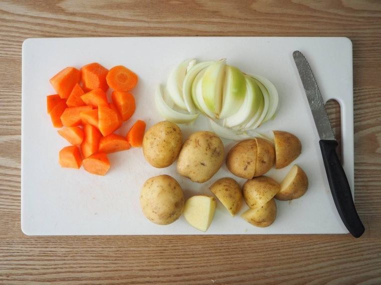 まな板の上にある肉じゃがの野菜