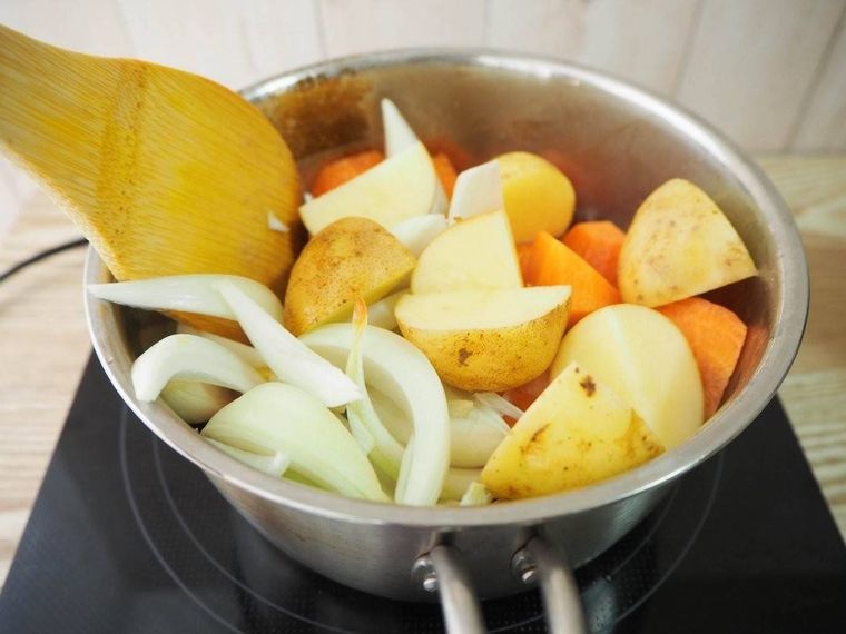 鍋で肉じゃがの野菜を炒める様子