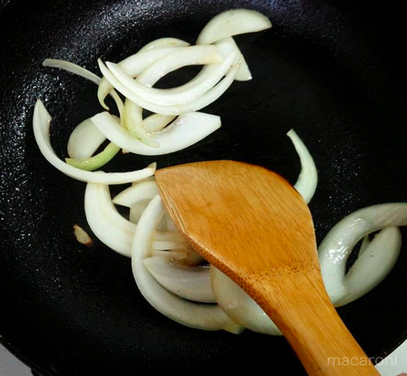 フライパンで玉ねぎを炒める