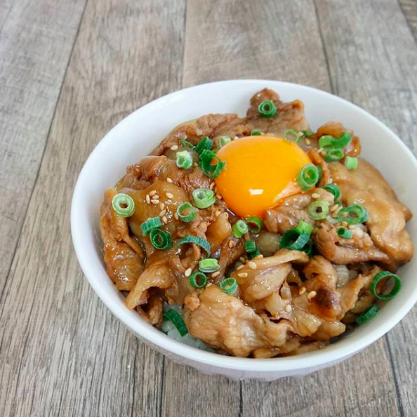 白い丼に盛られたすた丼