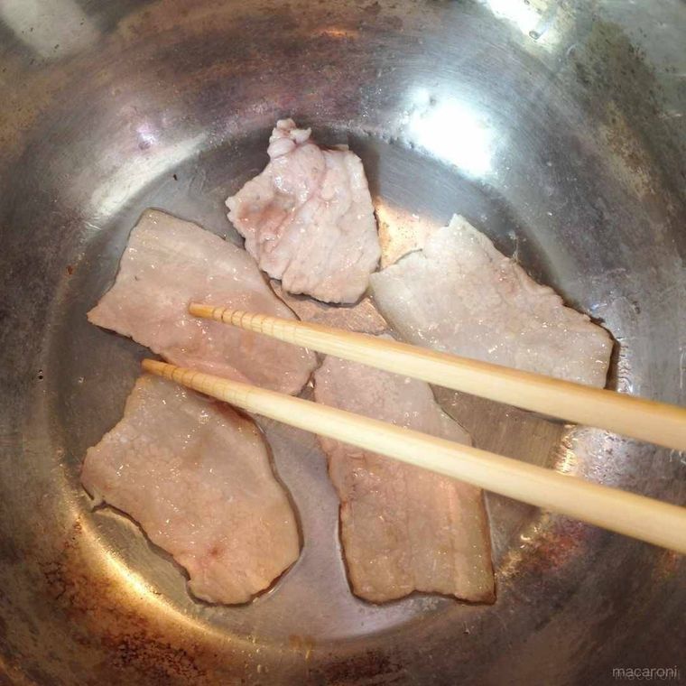 豚肉を炒めている様子