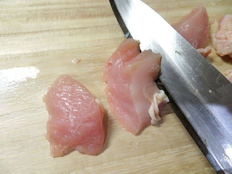 鶏肉をそぎ切りにする