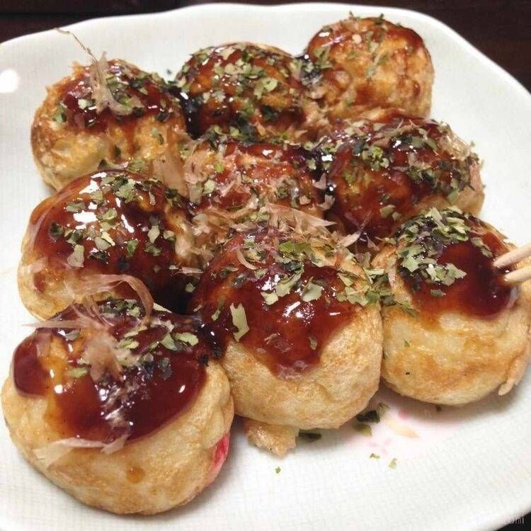 完成したたこ焼きが白い皿に盛られている