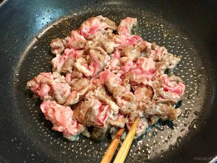 牛肉を炒めている様子