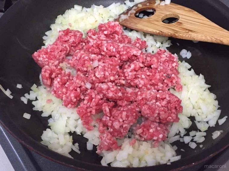 フライパンにひき肉を加えた様子