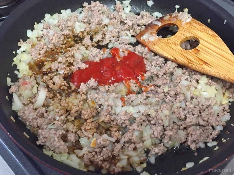 材料に調味料を加えた様子