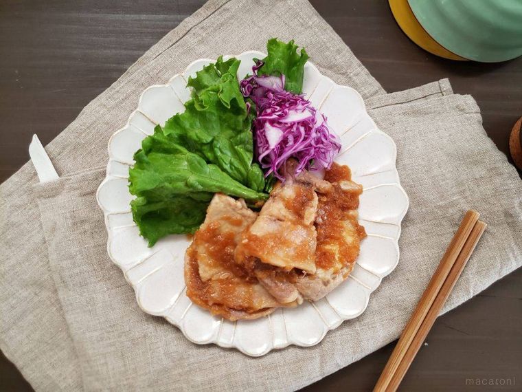 プレートに盛り付けた豚肉の生姜焼き