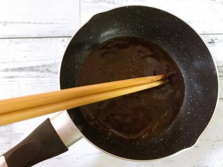 鍋で煮詰めている辛味噌