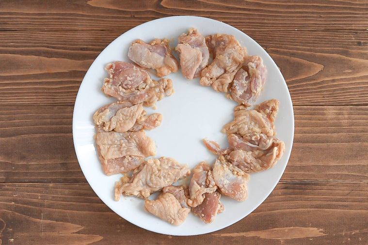 円形に並べた片栗粉をまぶした鶏もも肉