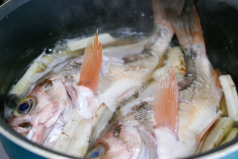 メバルとごぼうを煮込む鍋