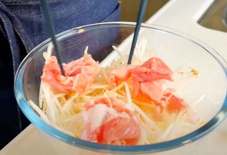 ボウルにもやしと豚こま肉が入っている様子