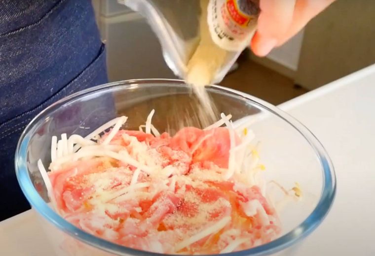 ボウルに鶏がらスープの素をかけている様子