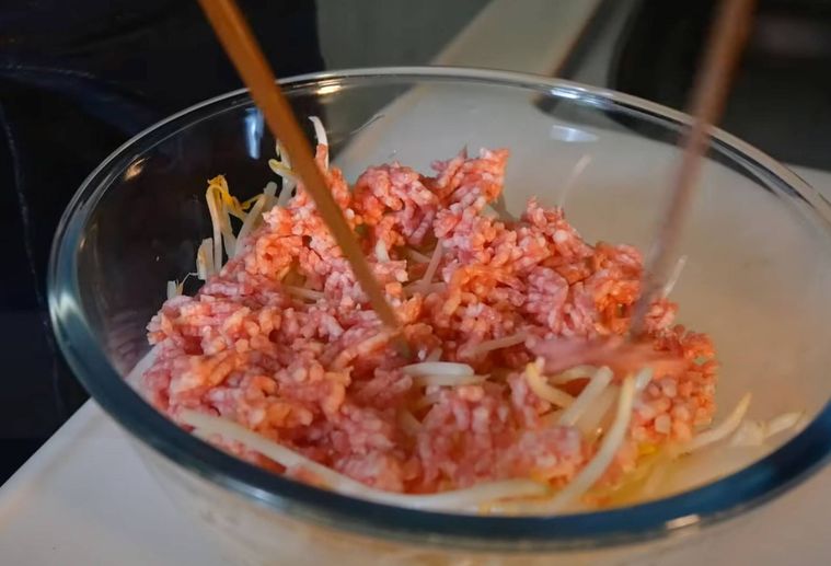 ボウルにもやしとひき肉が入っている様子