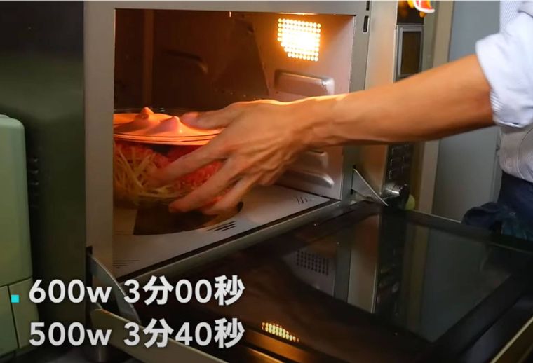 ボウルをレンジに入れている様子