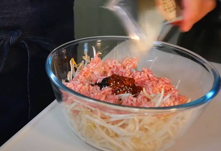 ボウルに調味料を入れている様子