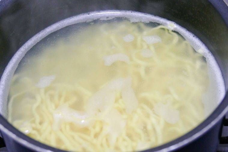 中華麺を鍋でゆでる様子