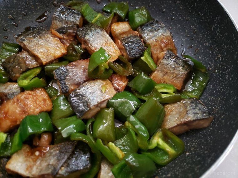 煮詰めた鯖とピーマンの照り焼き