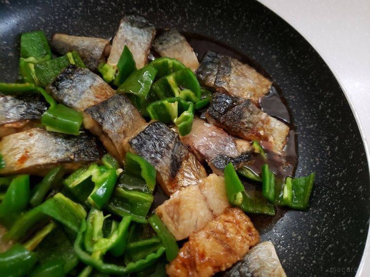 水分が飛ぶ前の鯖とピーマンの照り焼き