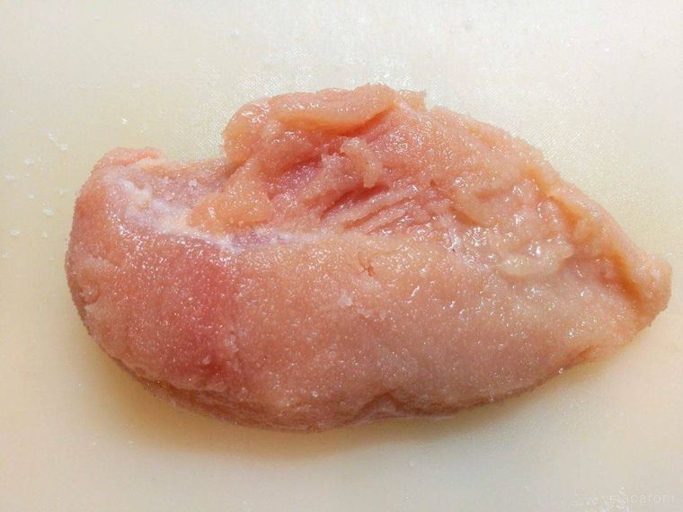 鶏むね肉に砂糖と塩をつけたもの