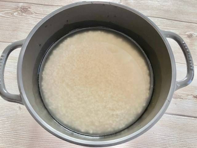 炊飯釜に入った、米と白だし、水