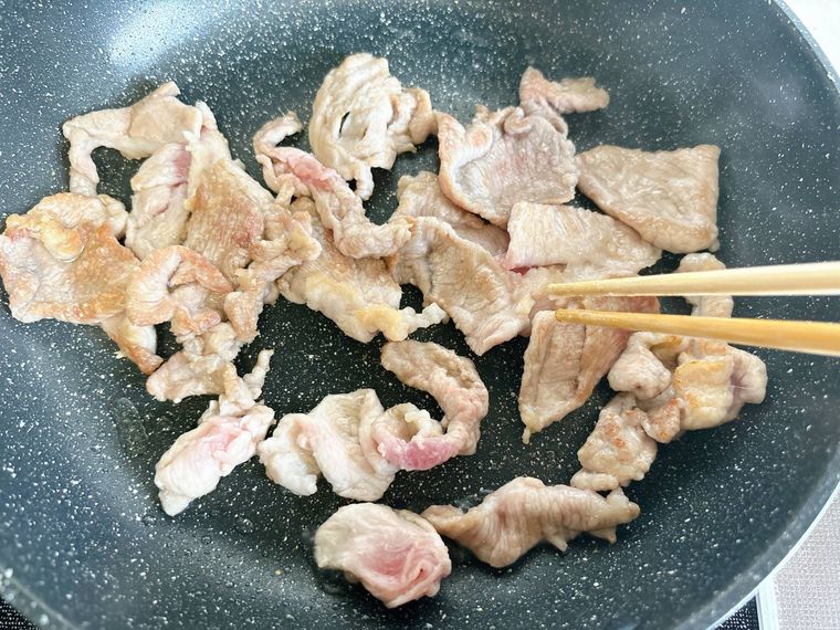 フライパンで豚こま肉を炒める様子