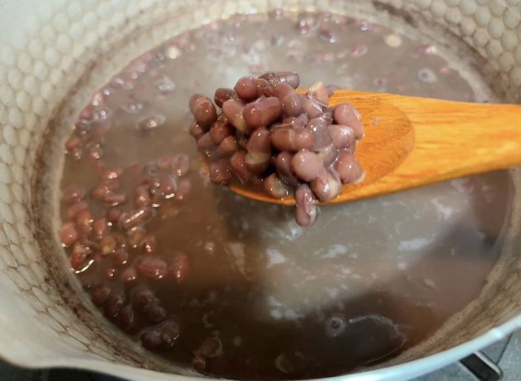 小豆をスプーンですくっている様子