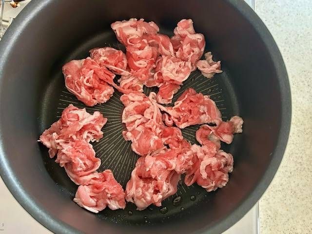 鍋で炒めている牛こま肉