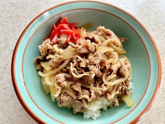 緑の緑の丼に入ったしらたき入り牛丼